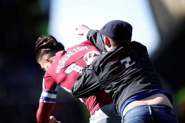 Fanoušek, který surově napadl hvězdného Grealishe, byl nalezen mrtvý. Čelil výhrůžkám