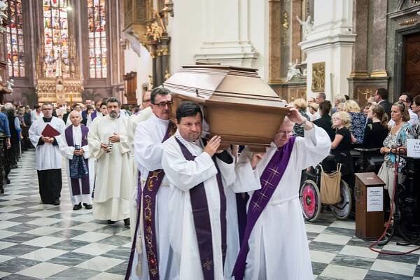 Pohřeb otec Jan Kabeláč 2015 | Farnost Brno - Židenice u kostela sv. Cyrila a Metoděje