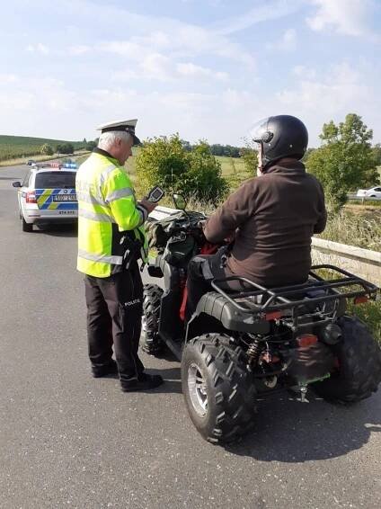 Při kontrolách motorkářů platili pokuty hlavně řidiči aut