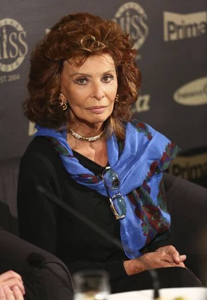 Světová hvězda Sophia Loren (79) si opřela hlavu jako před 48 lety na slavné fotce