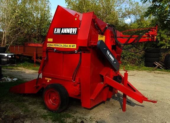 F.lli Annovi - Manure spreader - Straw blowers Feeder - Round Bales Trailer