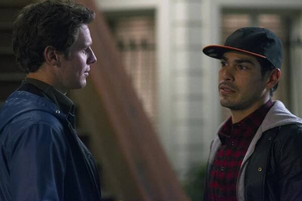 Hledání - Looking Glass - Z filmu - Jonathan Groff, Raúl Castillo
