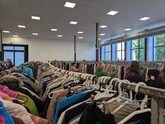Second hand na Černé louce. Firma Marwil přivezla tisíce kusů použitého oblečení