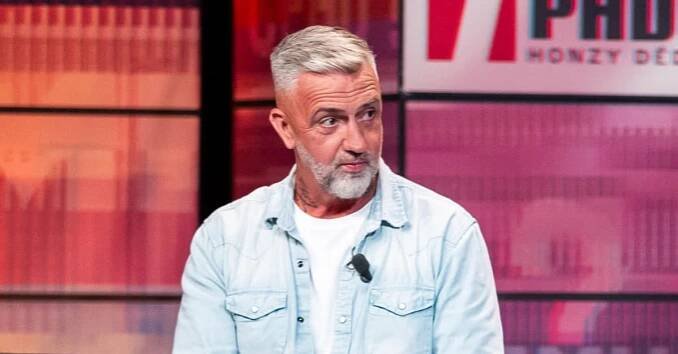 Matouš Rajmont se oženil: Nevěsta byla v černém, manželé po obřadu skočili do vody