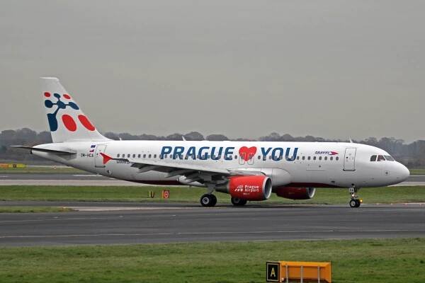 Soubor:OM-HCA A320-214 Travel Svc Al Slovakia(Prague loves you) MAN 26NOV13 (11069316834).jpg