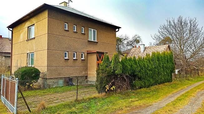 Prodej, rodinný dům, Třinec Nabízím samostatný rodinný dům v obci Třinec se zastavěnou plochou 101 m2. Tento cihlový dům byl postaven v sedmdesátých letech. Je v původním, ale udržovaném stavu. Jedná se o celo podsklepený objekt se dvěma nadzemními podlažími. Vstupní část do nemovitosti je řešena uzavřeným zádveřím, odkud se po pár schodech dostaneme do 1.NP s bytovou jednotkou 3+1, kterou