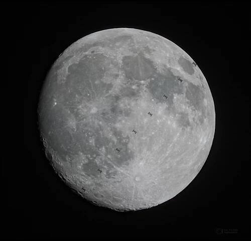 Sekvence přeletu Mezinárodní kosmické stanice před Měsícem 26. ledna 2021 ze Záhradného. Foto: Petr Horálek.