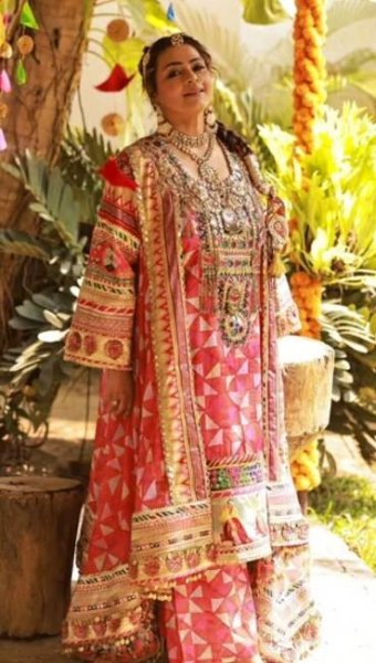 Shilpa Shirodkar's trendy ethnic outfits