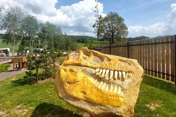 Unikátním Paleoparkem Balka v Podlevíně provází mlokoještěr Hugo. Vezme vás do života v pravěku | Střední Čechy
