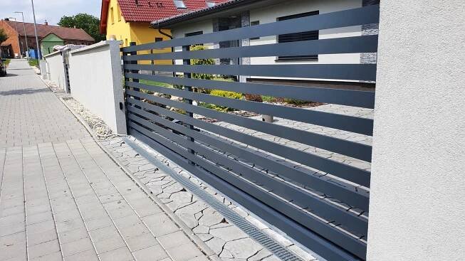 Brány vjezdové samonosné a pojezdové Zlín – Bartek vrata