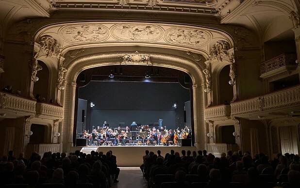orchestr na pódiu hrající