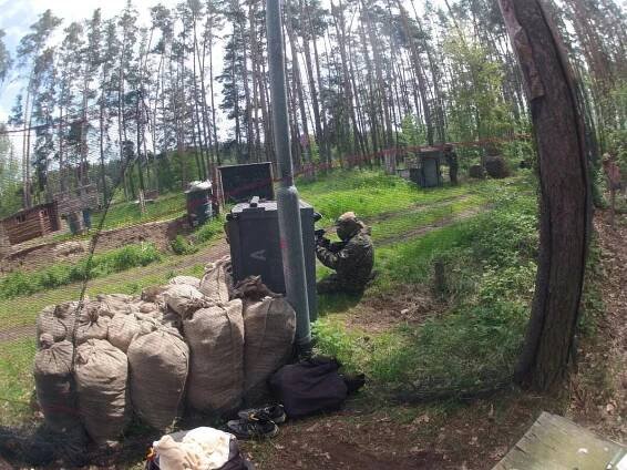 Paintballová zábava se 100 kuličkami v Hradci Králové u rybníka