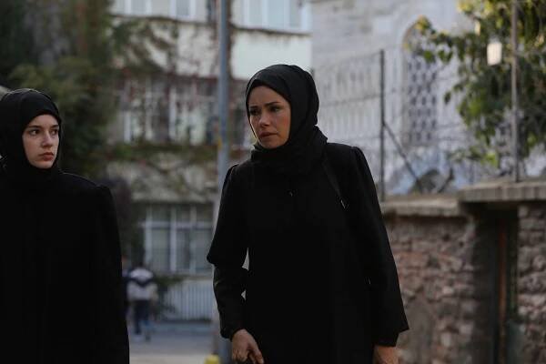 Kızıl Goncalar - Episode 1 - Z filmu - Özgü Namal