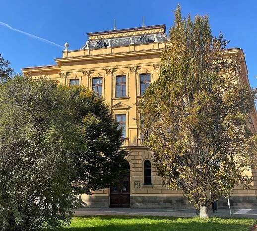 Budova Filozofické fakulty Univerzity Hradec Králové, kde by měl s novým akademickým rokem začít aktivně vyučovat docent Pavel Dufek.