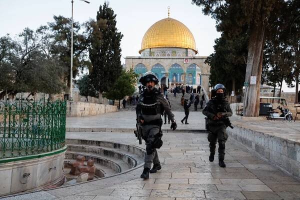 Izraelská policie vnikla do mešity Al-Aksá, střetla se s Palestinci. Zatkla 350 lidí, na místě jsou ranění