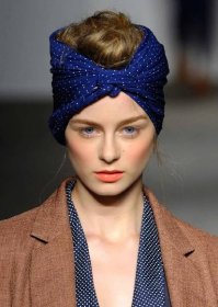 10 trendy tipů, jak si uvázat šátek na hlavě | Marianne.cz