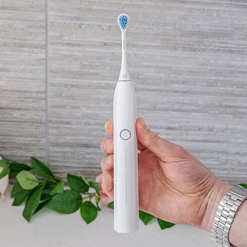 Curaprox Hydrosonic Pro held in hand