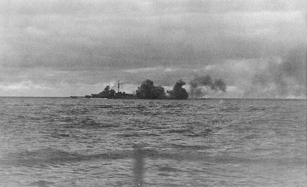 Soubor:Bundesarchiv Bild 146-1968-015-25, Schlachtschiff Bismarck, Seegefecht.jpg