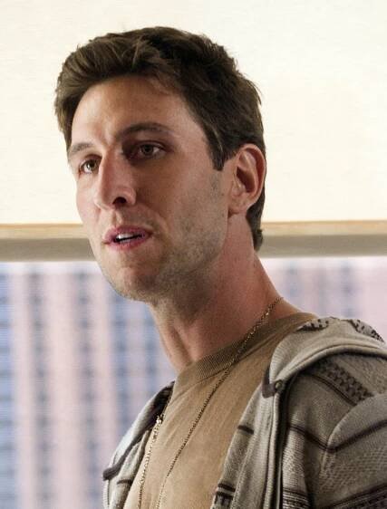 Muž s posláním - In Case of All Hell Breaking Loose - Z filmu - Pablo Schreiber