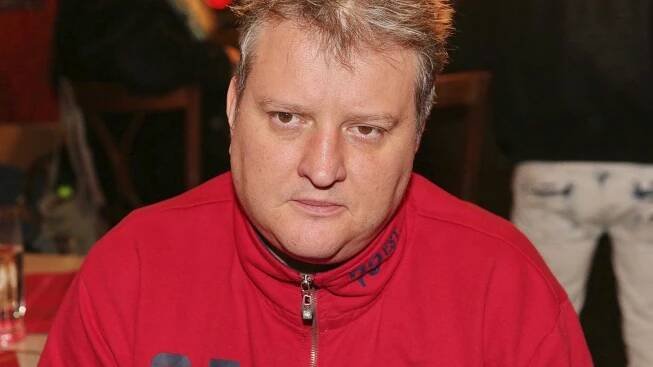 Takhle řádí zlý bankéř Jeřábek: Líbal muže, olizoval ženy...