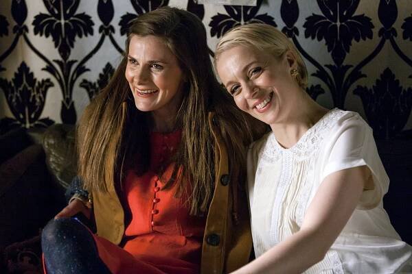 Louise Brealey, Amanda Abbington - Sherlock - Prázdný pohřebák - Z natáčení