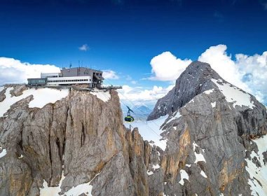 Gondola reservation on the Dachstein- a fascinating glacier