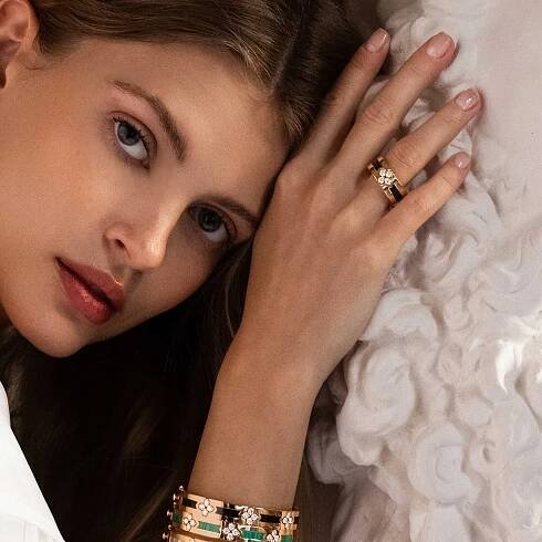 ROBERTO-COIN-LOVE-IN-VERONA-18K-ROSE-GOLD-DIAMONDS-OPEN-FRAME-RING-WITH-BLACK-JADE_ADV888RI2341_WEAR - Roberto Coin