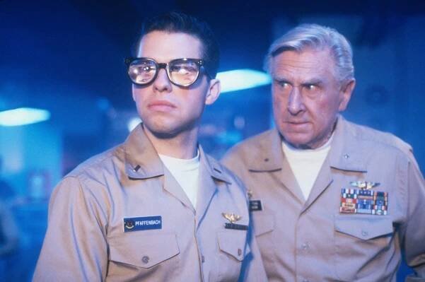 Žhavé výstřely - Z filmu - Jon Cryer, Lloyd Bridges