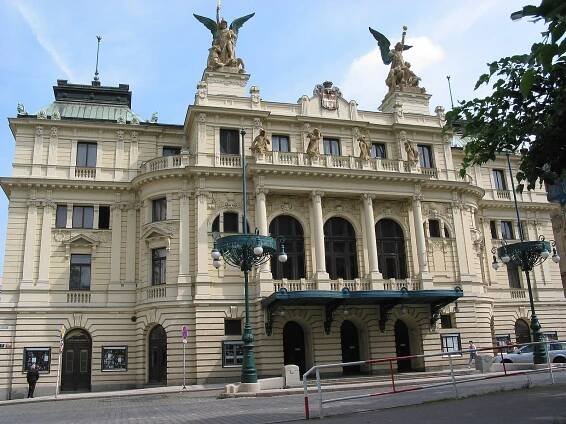 Soubor:Divadlo na Vinohradech.jpg – Wikipedie