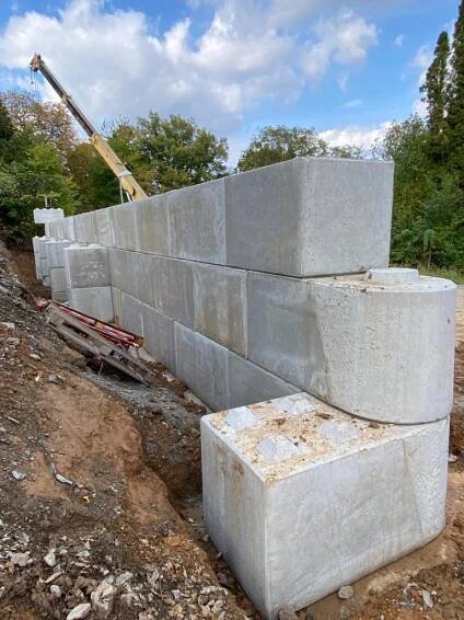 Jílové u Prahy - opěrná stěna - betonový bloky - MegaBeton - betonový blok