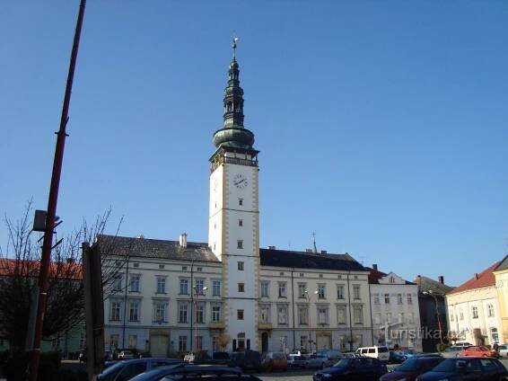 Litovel-radnice s památníkem obětem 1. a 2.světové války-Foto:Ulrych Mir.