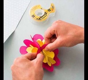 Do každého ze tří růžových kalichů pak vlepte po třech slepené žluté okvětní lístky. Znovu překontrolujte, zda se všechny květiny dají snadno složit. myindianversion.com