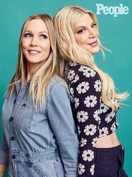 HARTFORD, CONNECTICUT - MARCH 18: Jennie Garth and Tori Spelling attend 90s Con held at Connecticut Convention Center on March 18, 2023 in Hartford, Connecticut. (Photos by Emily Assiran/Getty Images for 90's Con) (Photo by Emily Assiran/Getty Images)
