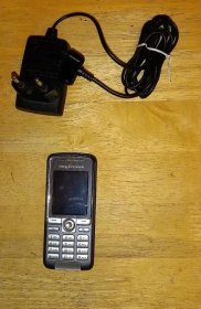 mobil Sony Ericsson K320i s nabíječkou