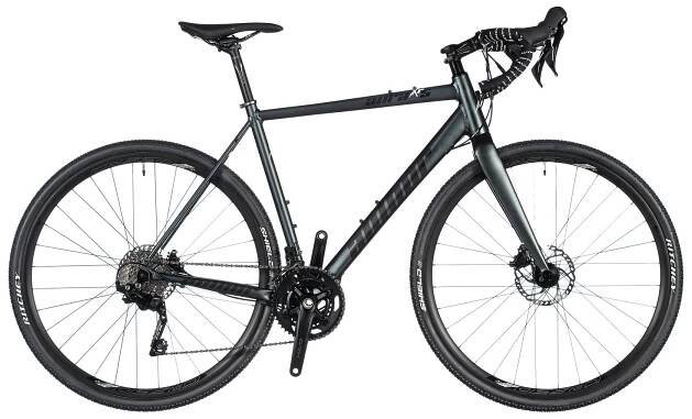 Na všechna cyklistická dobrodružství je tu kolo Aura XR5 s lehkým duralovým rámem a třikrát zeslabovanými trubkami, komponenty Shimano GRX a karbonovými nohami přední vidlice.