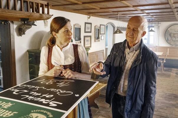Zimmer mit Stall - Über alle Berge - Z filmu - Bettina Mittendorfer, Philipp Sonntag