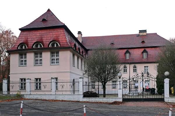 Soubor:Karlovy Vary Poštovní dvůr listopad 2018 (1).jpg