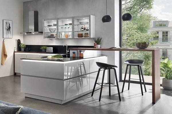 Stabilní barové židle na čtyřech nohách. Zdroj: Sconto/kuchyně Lux