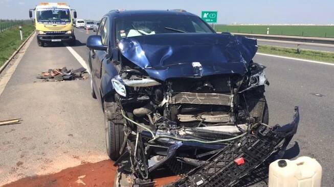 Silničáři na D6 odklízeli nehodu kamiónu, řidič o jejich vybavení zdemoloval audi - Novinky
