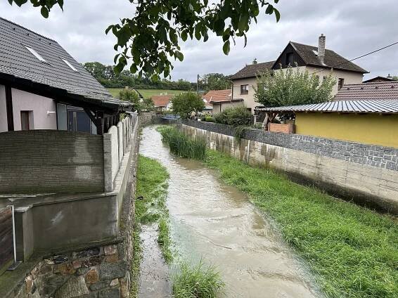 Potoky na Berounsku už klesají. Králův Dvůr odstraní ve čtvrtek mobilní hráz
