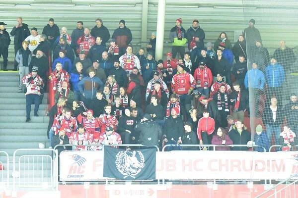 Hráči pardubického rezervního týmu, který hraje druhou nejvyšší hokejovou soutěž, hrál se Vsetínem čtvrtfinále play-off. V něm hladce podlehl 3:0 na zápasy.