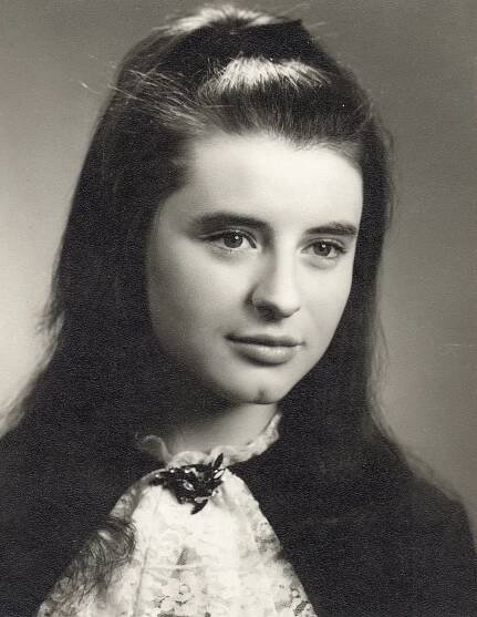 Maturitní fotografie Evy Kordové, 1970