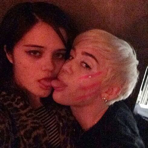Sky Ferreira vyděsila fanoušky na červeném koberci: Propadlé tváře a nepřítomný pohled vyvolávají řadu otázek