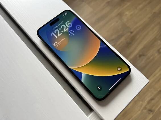 Srovnání Always On displeje iPhonu 14 Pro Max vs. řešení Androidu