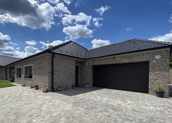 Bungalov obložený šedými cihlovými pásky Lithium