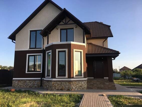 Jaká barva fasády ladí s hnědou střechou?