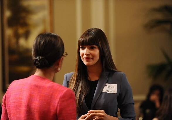 Nová holka - Stůl 34 - Z filmu - Hannah Simone