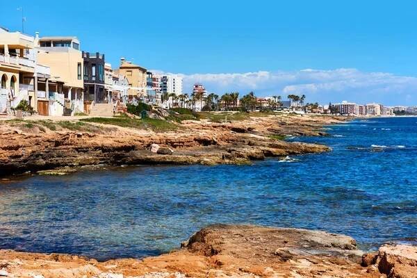 Skalnaté pobřeží Torrevieja. Jižní Španělsko — Stock obrázek