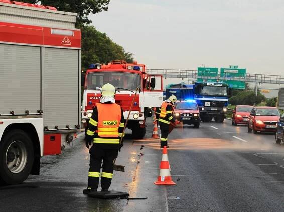 Havárie zablokovala dálnici D1 u Říčan
