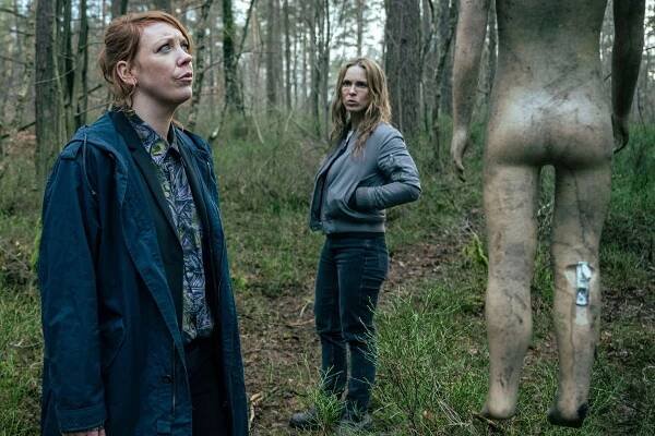 "Polizeiruf 110: Böse geboren": Wer treibt hier sein Unwesen? Die Kommissarinnen Melly Böwe (Lina Beckmann) und Katrin König (Anneke Kim Sarnau) finden zerschossene Schaufensterpuppen im Wald.